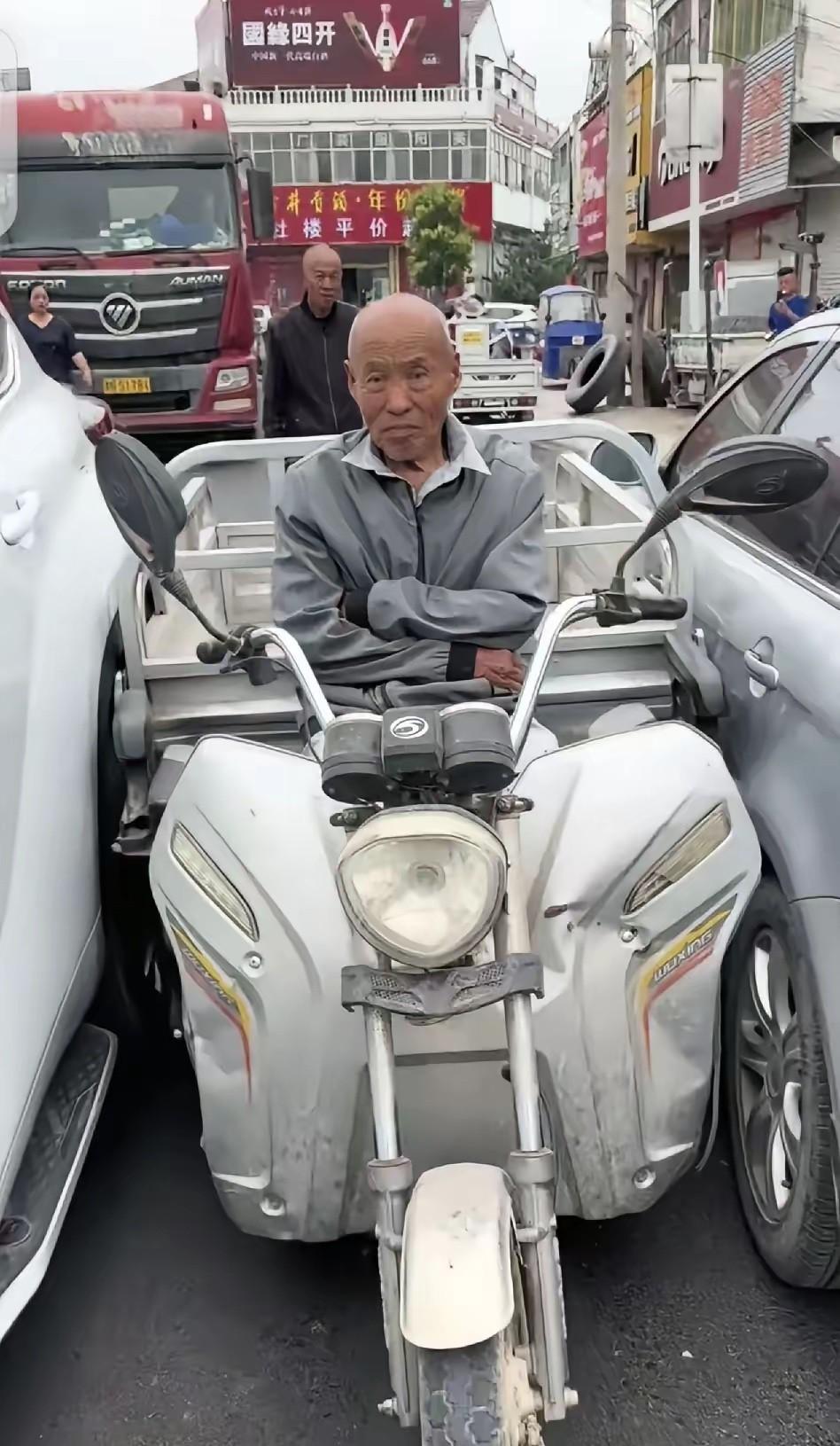 知道大爷为什么这么淡定吗？因为像他这个年纪正是闯的时候！这场景就发生