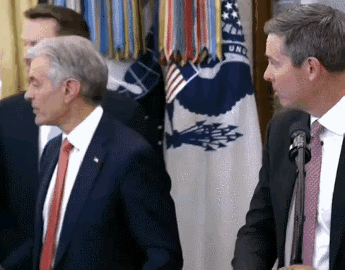 懂王的软肋：怕人死在自己面前！就在昨天，在见证减肥者福音的白宫现场，以价换量的减