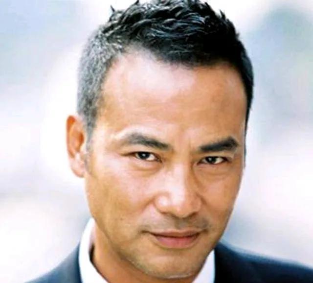 这两人长得确实挺像的，大家看像不像？他被称为大陆娱乐圈的任达华，这个人叫周浩东，