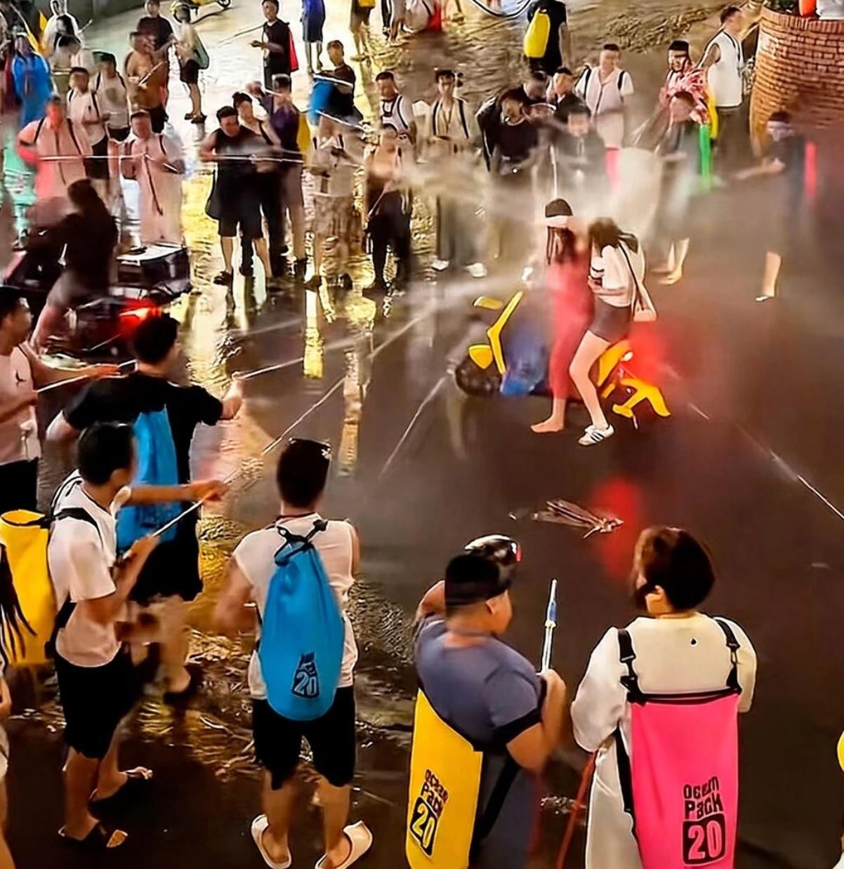 好好的泼水节怎么搞成这样子呢！各种奇怪的装备纷纷上场，“高压水枪”几乎成了标配，