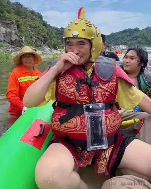 这是谁啊，在干嘛呢？看着有点眼熟。