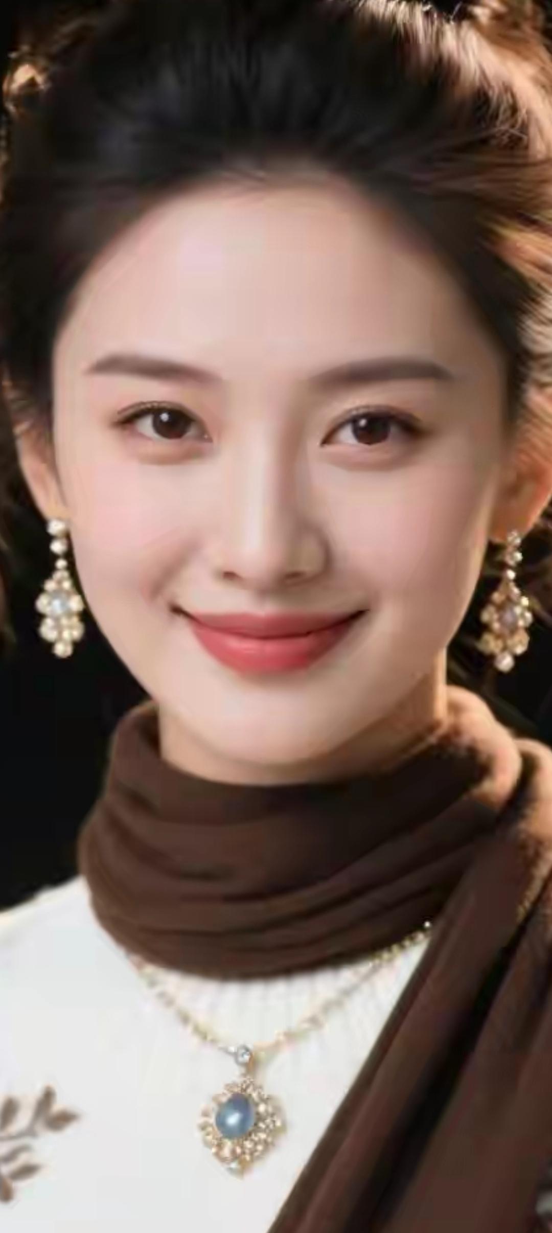 优雅气质，珠宝闪耀，微笑动人