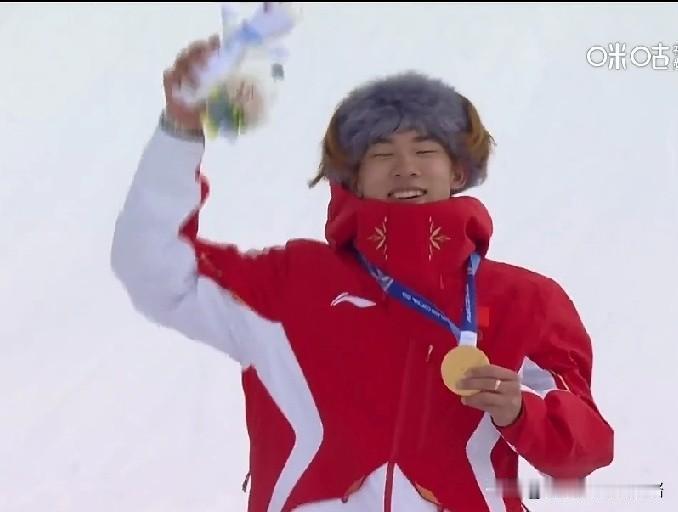苏翊鸣改写历史夺首金，喜极而泣大声喊出来。巧合的是今天还是苏翊鸣生日，双喜临门