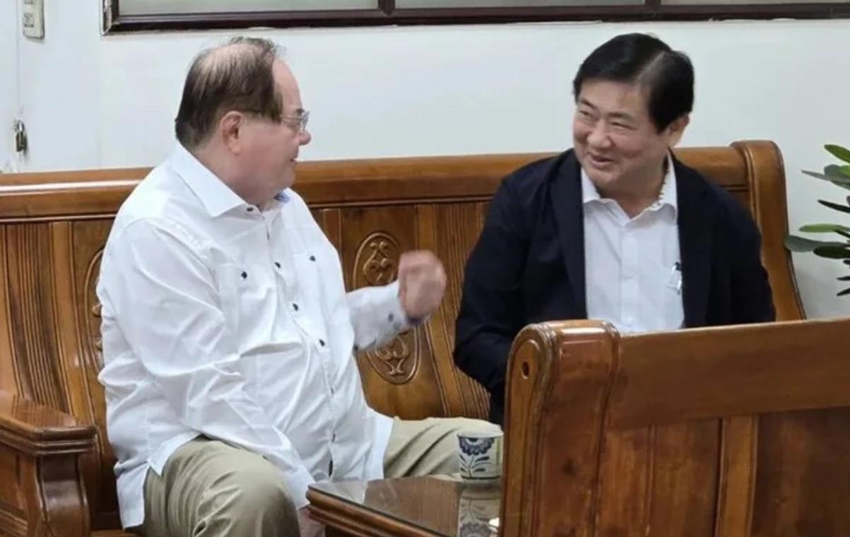 乌龙了，李乾龙的定位追踪器，半年前就被李给扔掉了！唉，一出乌龙？这下，民进党捡