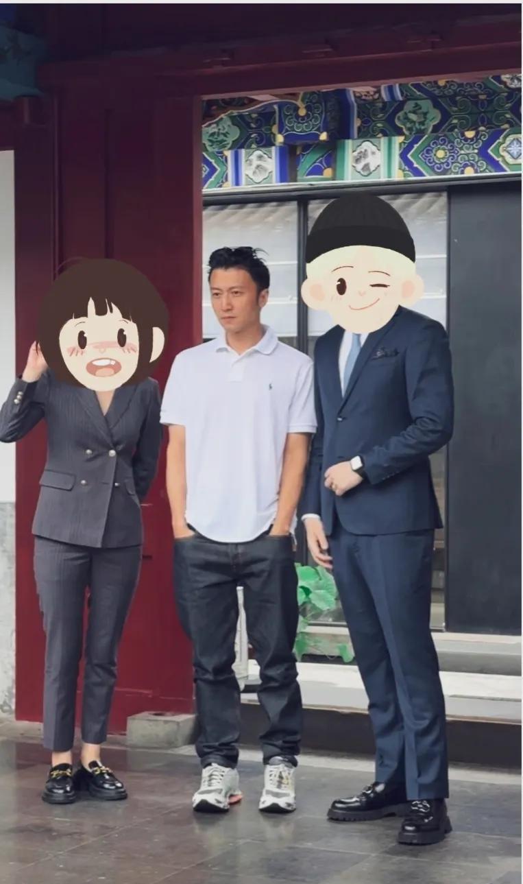 谢霆锋与网友合影照，双手插兜，面无表情！看着不开心的样子。五官真干净，皮肤紧致饱