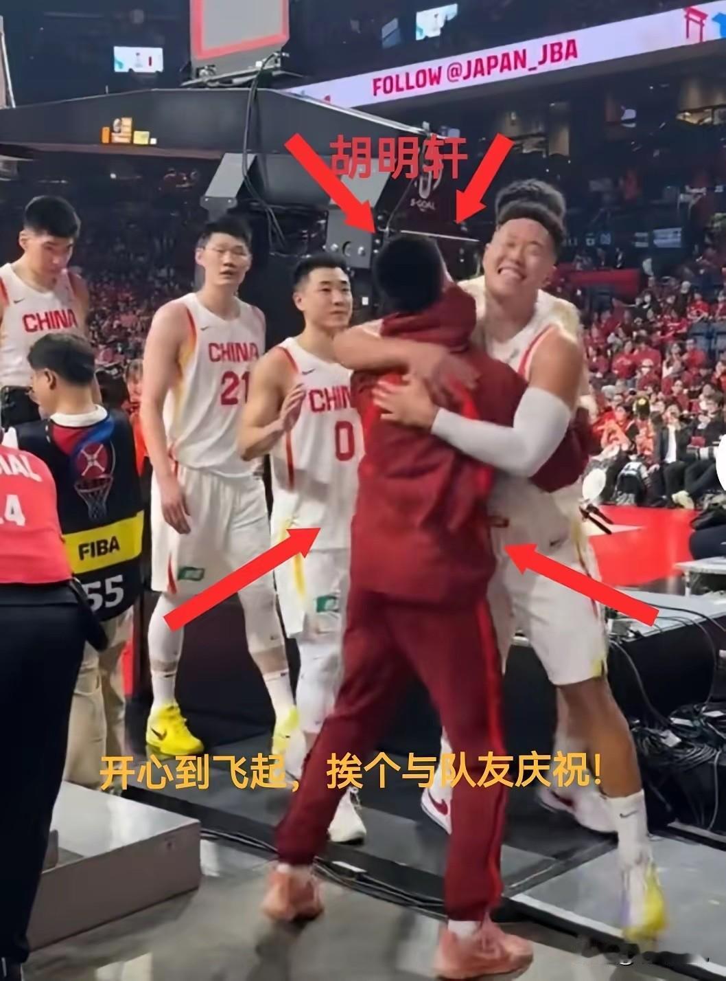 中国男篮逆转日本男篮，在比赛结束后，让我最感动的一幕，是来自本次落选的胡明轩