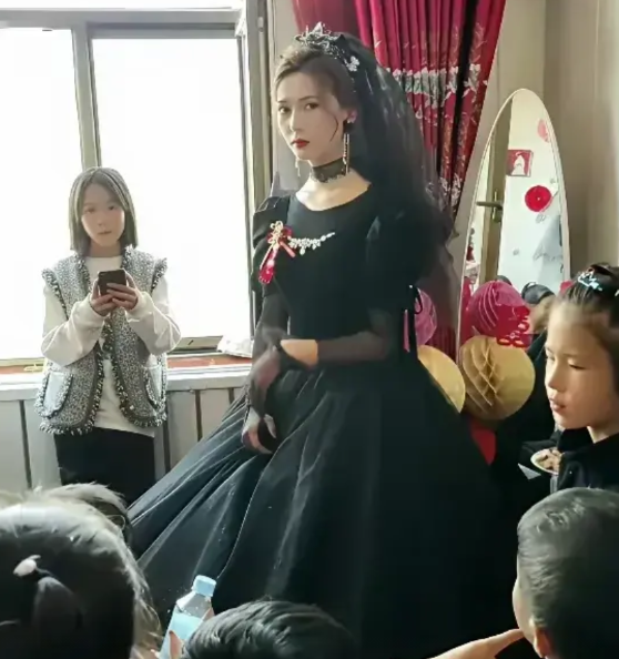 江苏苏州，有一对新人结婚，新郎父母为儿子举行了热热闹闹的婚礼，不曾想，因为新娘子