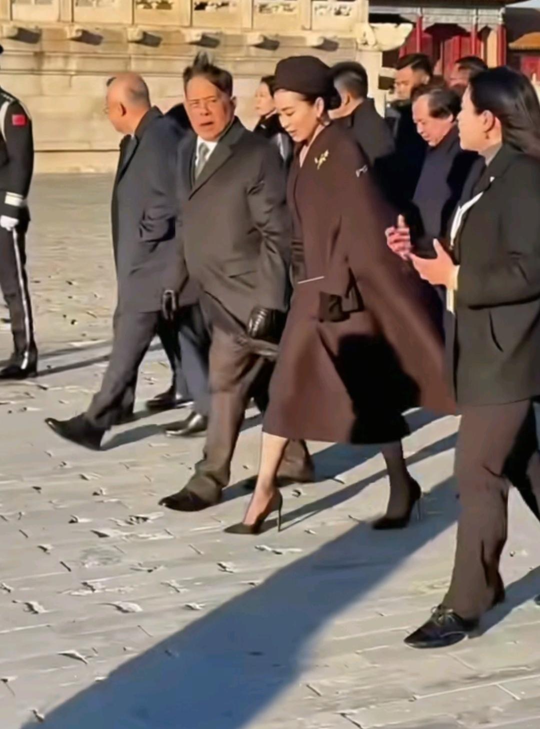 苏提达穿着黑色10公分的高跟鞋游故宫，也是难为她了，不仅天气冷，并且还有台阶要上