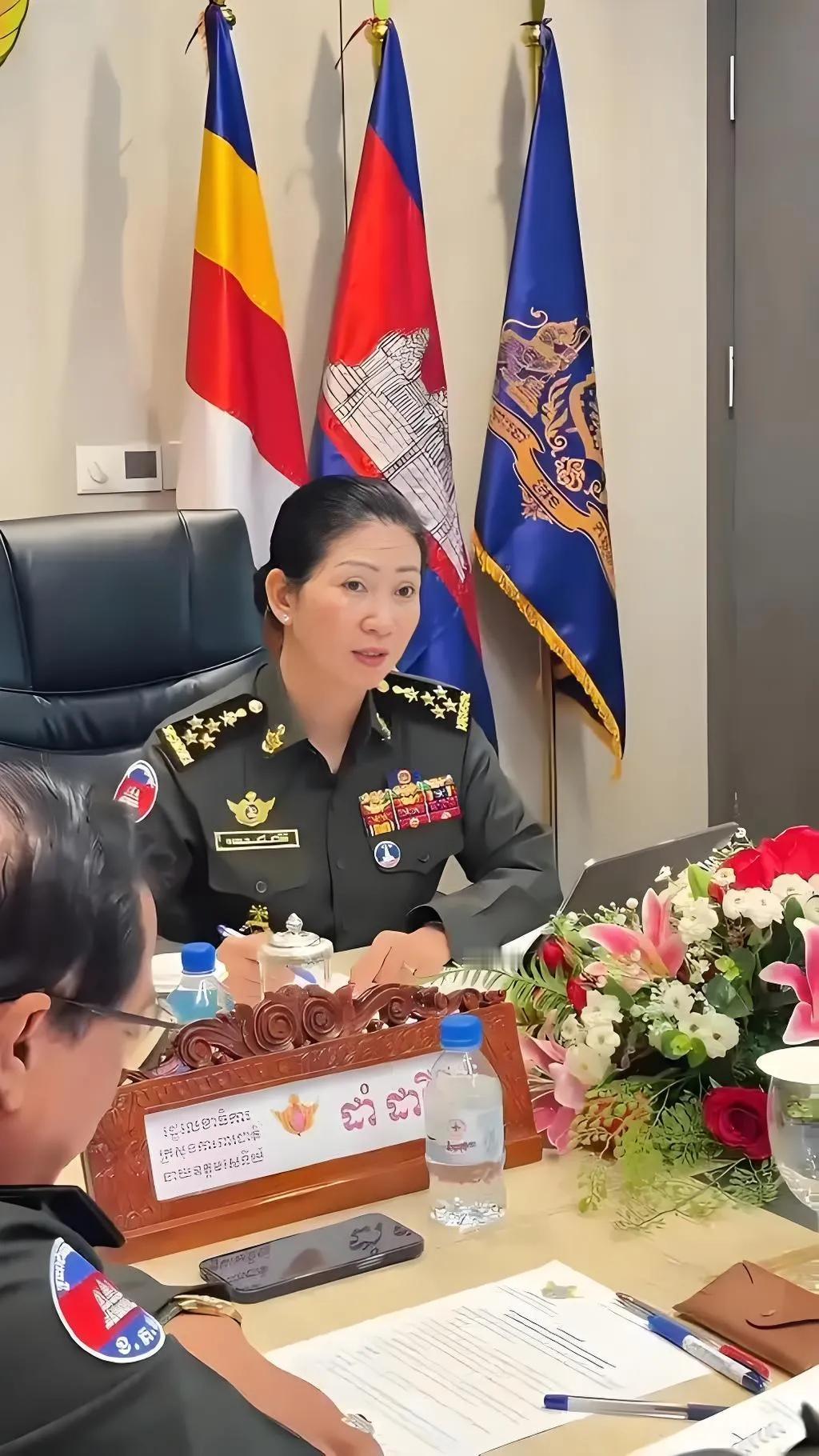 年轻漂亮的四星女上将… 柬埔寨国防部女国务秘书丹达丽尼，四星上将，相当于咱们