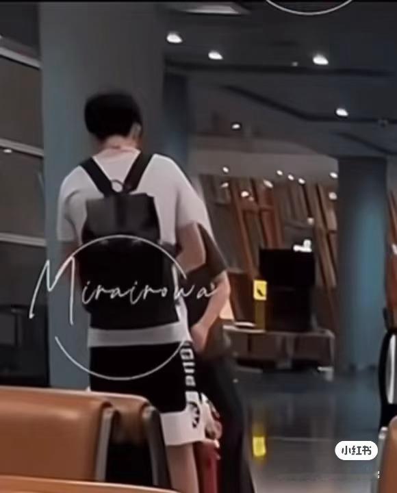 哈哈哈头给莎莎递水，莎莎没看到，又默默的放回袋子里🤣