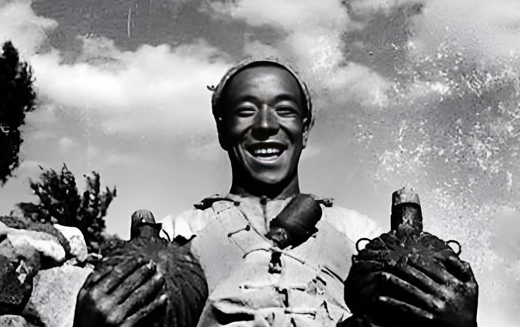 1942年，黄士伟将地雷放置在路中间伏击日军，可因为地雷太显眼，几乎全被日军排除
