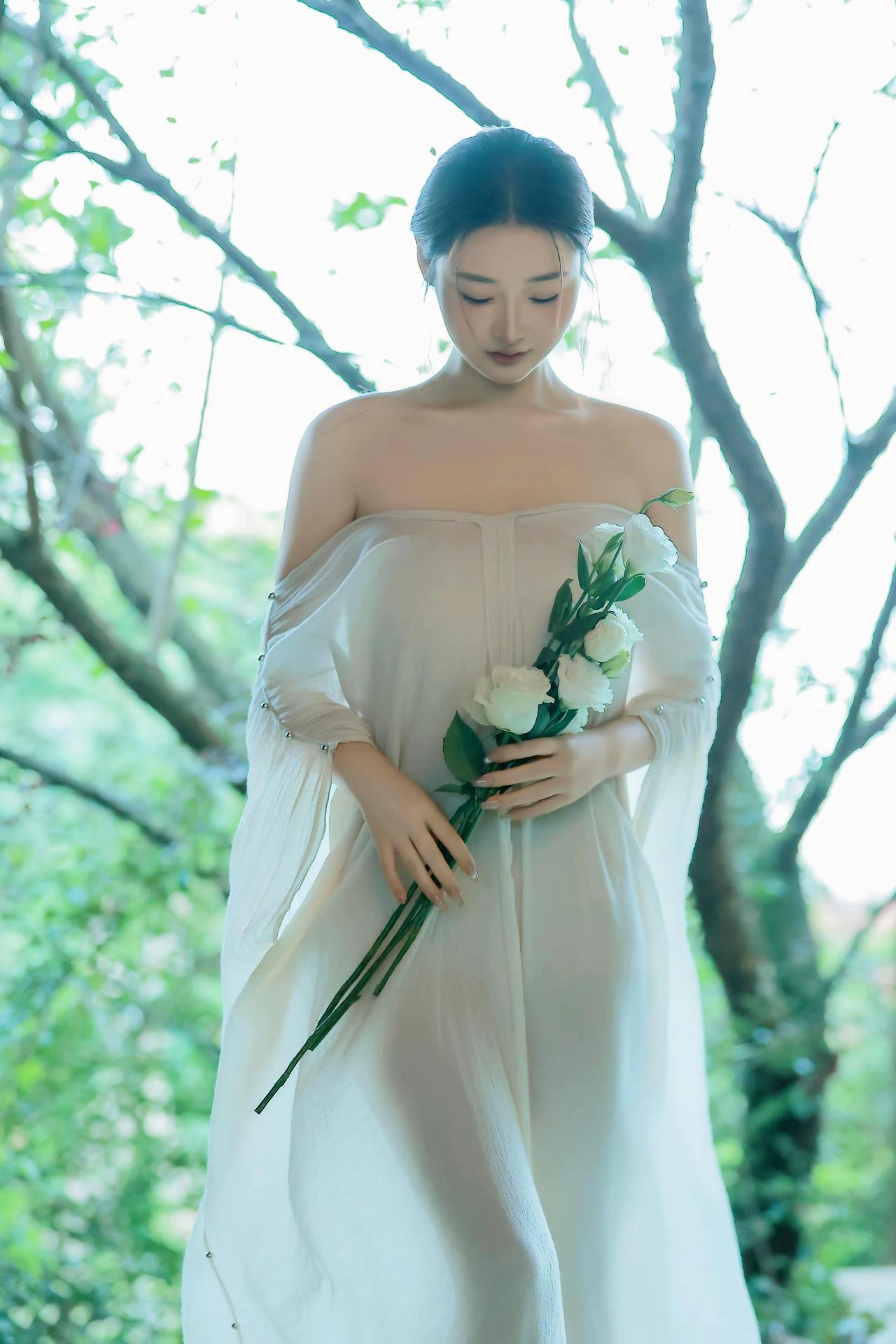 《清平乐·窗畔春迟》原创诗词原创看图片配诗绿窗轻倚，软雾缠纱袂。鬓角风痕