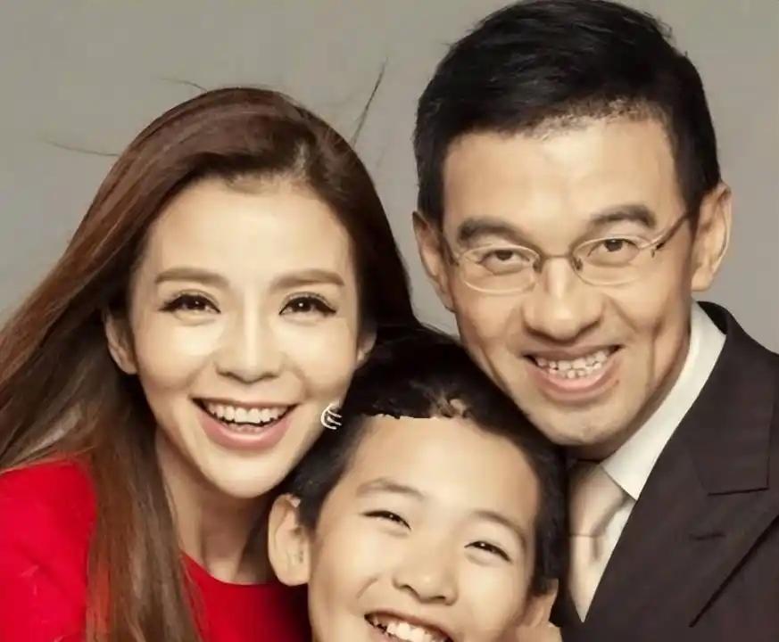 王志向朱迅求婚的时候，朱迅问王志:“你有病吗？”王志:“除了牙齿有点毛病，其他地