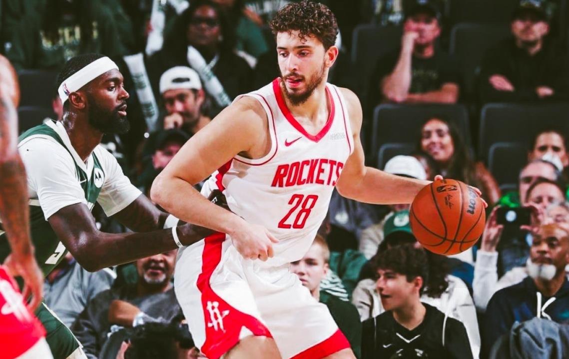 申京现在是火箭队场均助攻数最多的球员之一，他真正的已经成为了约基奇式的超级中锋。