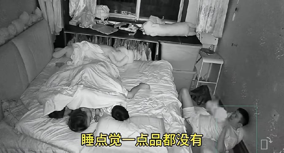 夫妻俩带俩娃睡得正香，婆婆半夜闯进房间，对儿子一顿教育！得知真相后，网友：“我也