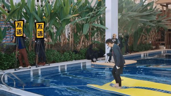 邓超陈赫破纪录哈哈哈哈哈节目组大概也没料到，水上跳远的规则会被邓超陈赫玩明白，俩