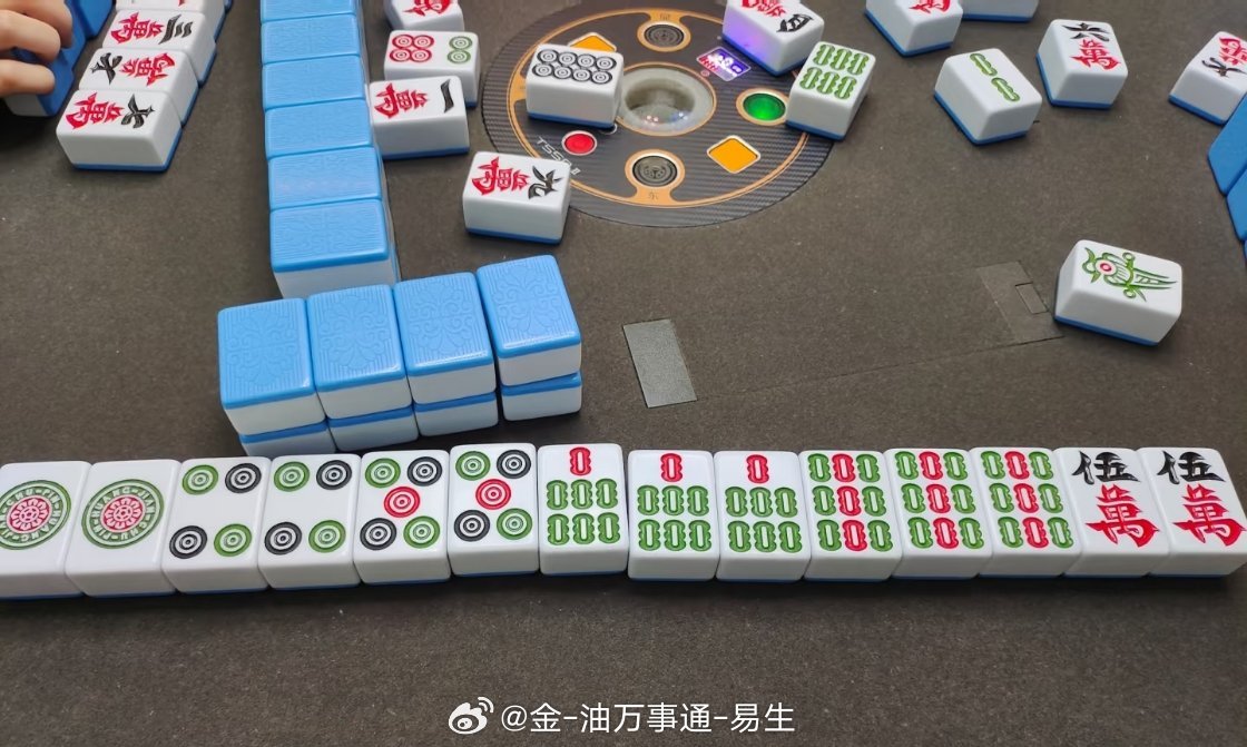 老婆和闺蜜打麻将，三缺一，我上来搭把手，这个没怎么打，希望不要输的太离谱