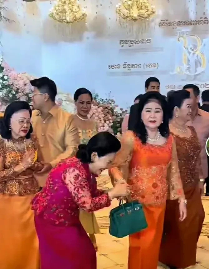 洪森亲王夫人真富贵，打扮漂亮像王后哇塞！你敢信吗？七十多