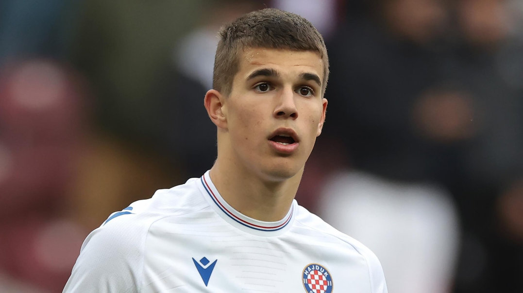 2023年2月，年仅16岁的武什科维奇被推荐给拜仁。当时拜仁可以用300万欧元外