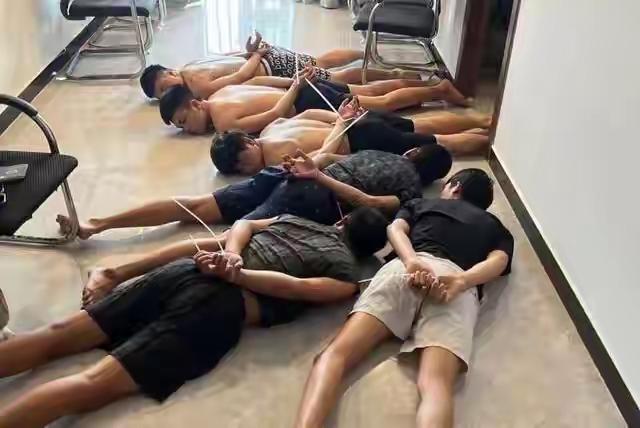 10月29日有媒体披露，8名四川籍男子受虚假“应聘木工”信息蛊惑，远赴柬埔寨，却