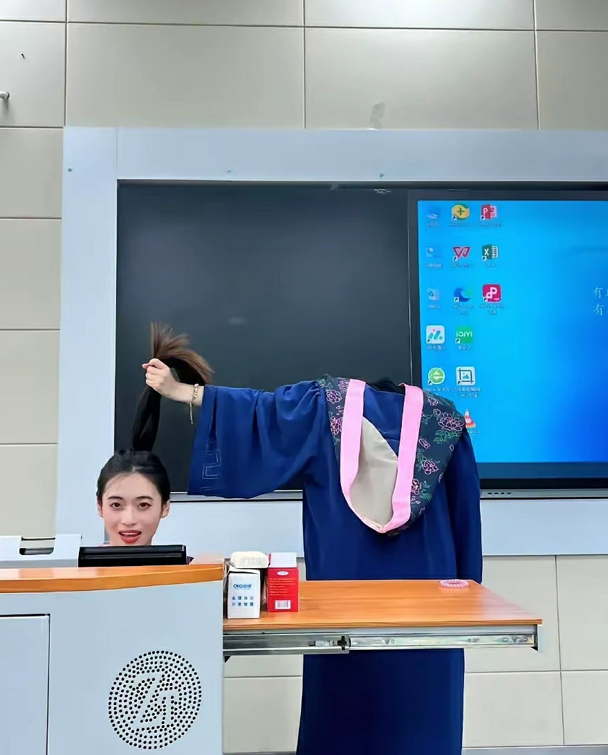 学生拍毕业照的一幕，惊呆了。