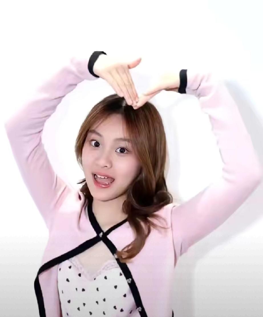 女大十八变！甜馨颜值逆袭，又白又高神似爸妈当年那个被调侃“又黑又矮