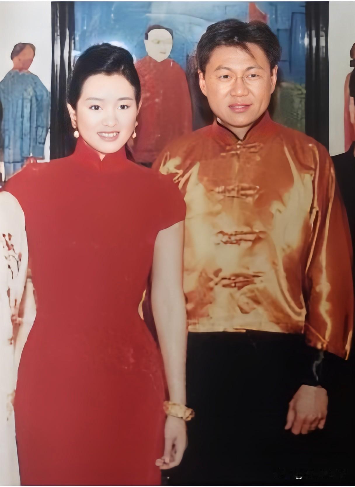 这是巩俐与黄和祥在结婚时的一张老照片，拍摄于1996年的香港。彼时巩俐31岁，身