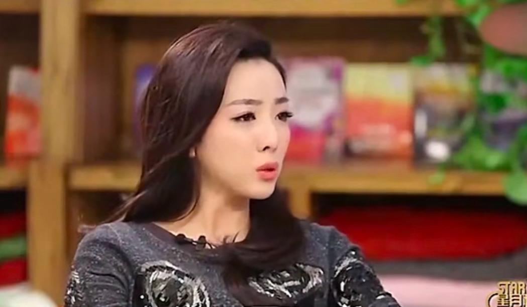 前央视主持人李思思说：“我和我老公是在大学认识的，但不是同学，他是理工男，我们俩