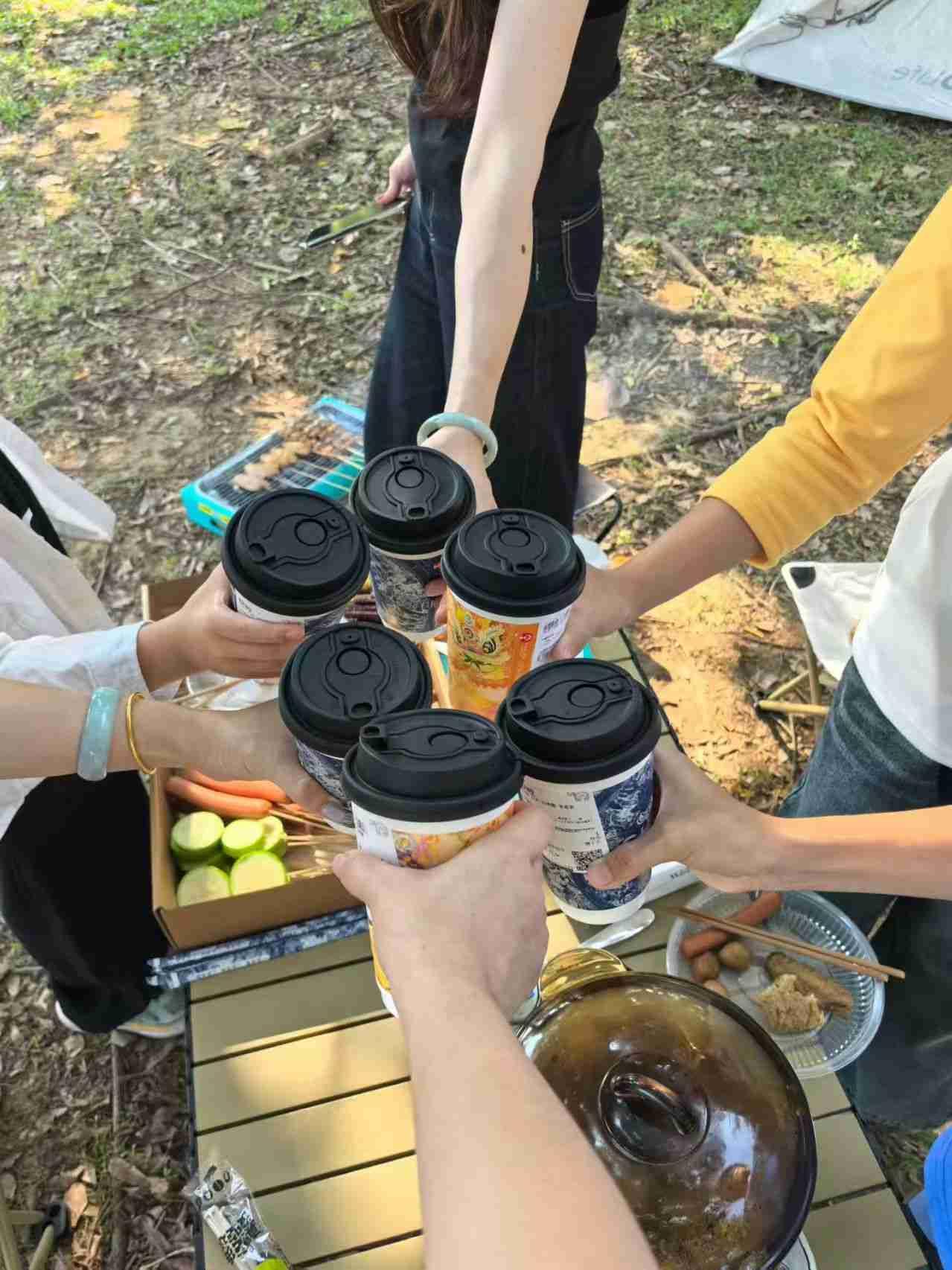 我的今日状态：😁轻松愉快我这里的天气：☀️晴天在湖边树林来一场烧烤+卤味的