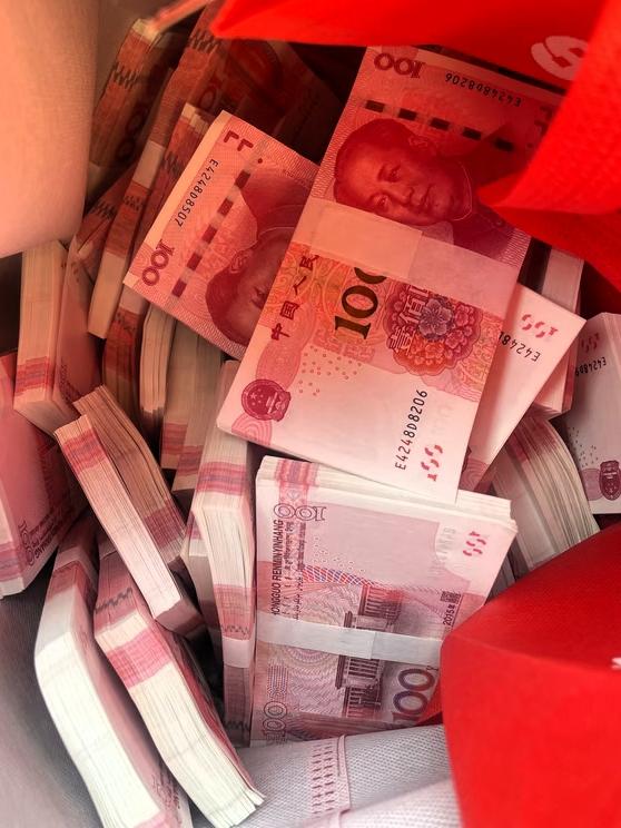 提小半袋子钱，去装修公司支付装修款，才发现，如今的人民币真的是不经用，半袋子钱，
