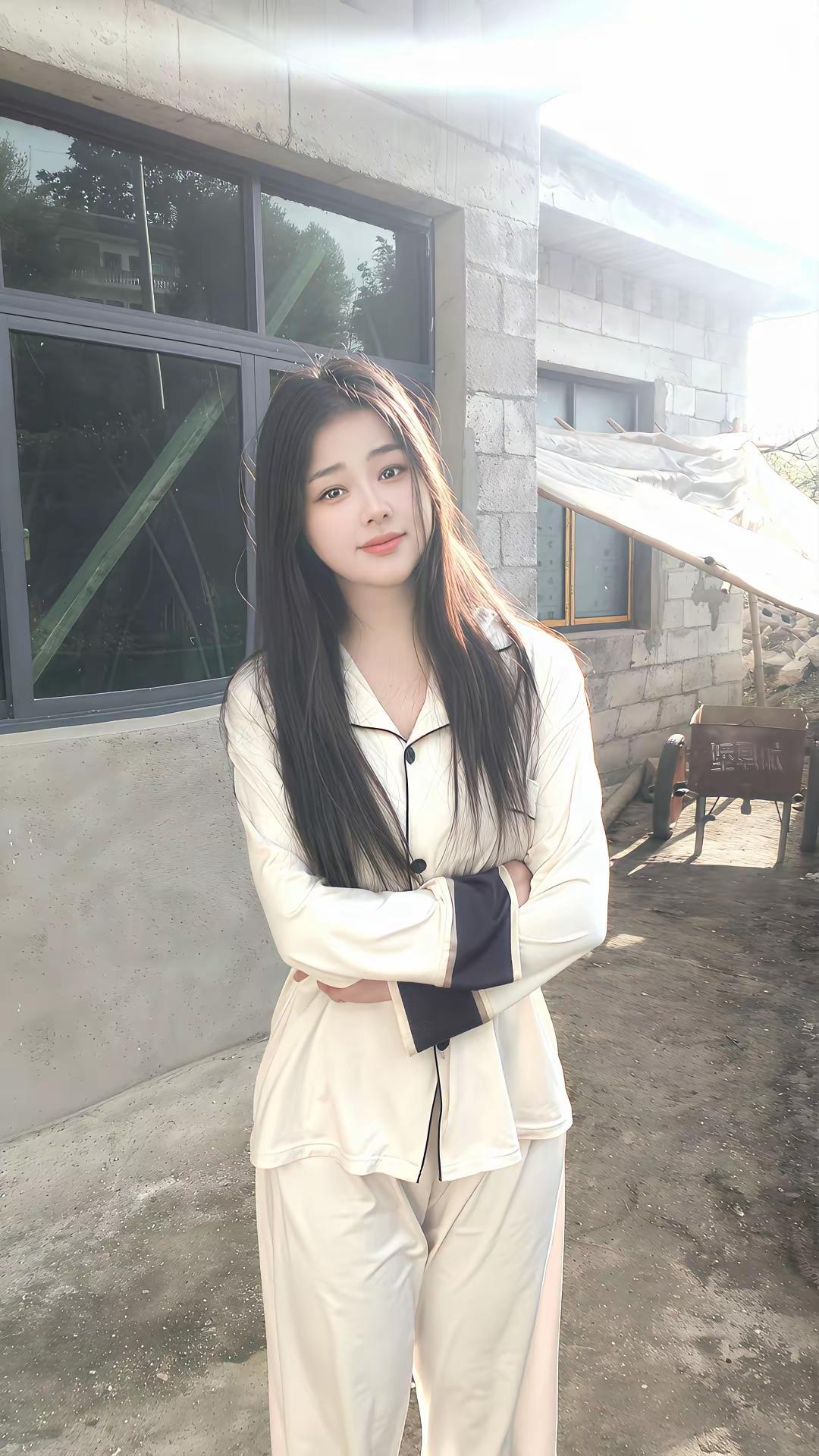 阳光下的少女，温暖而宁静的午后时光。