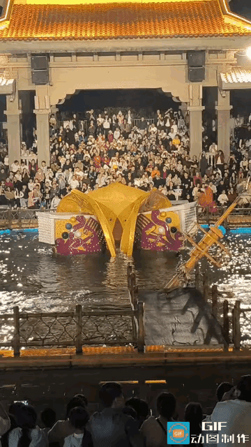 近日，一男子在福建厦门旅游，刚好赶上海神“妈祖出水”，他当场被震撼到，录制了视频