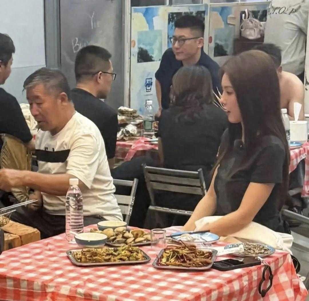 大排档偶遇蔡文静，真人比镜头里更显年轻在北京大排档偶遇蔡文静，她独自点三道菜