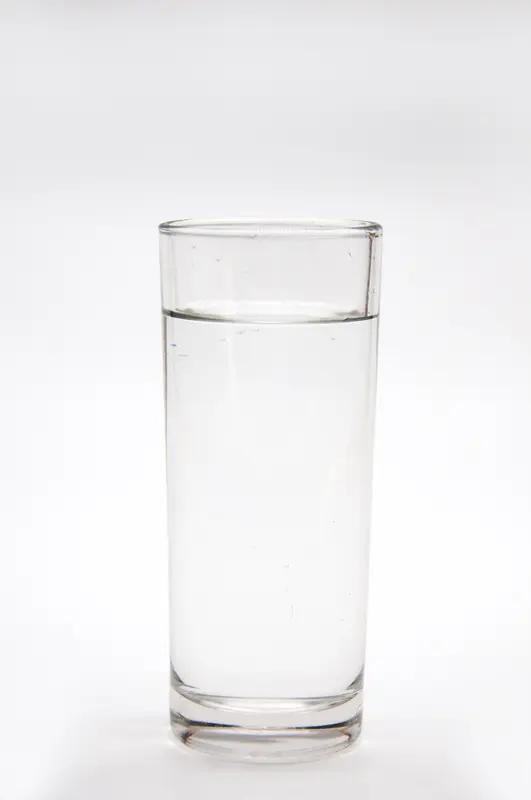 清晨起来，最养生的一件事是什么早上起来，我觉得最养生的事儿就是喝杯温水。好多人