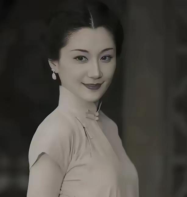 1930年，杜月笙的发妻沈月英，和表哥私会，云雨过后，她含泪嘱咐表哥：你今夜就离