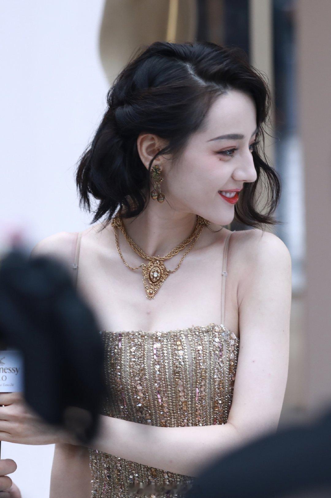 迪丽热巴短发侧颜好美​​​