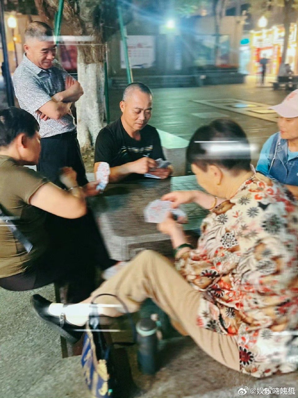 姚晨带子女在厦门赶海姚晨五一回厦门赶海姚晨的厦门赶海plog太绝了！蓝天碧海，
