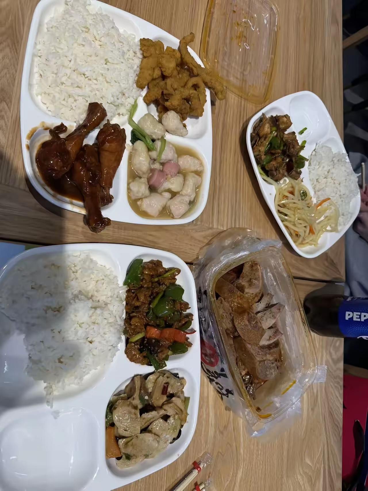这是中国矿业大学食堂的中饭，三份共39元。物美价廉物超所值，让学生吃好吃饱。