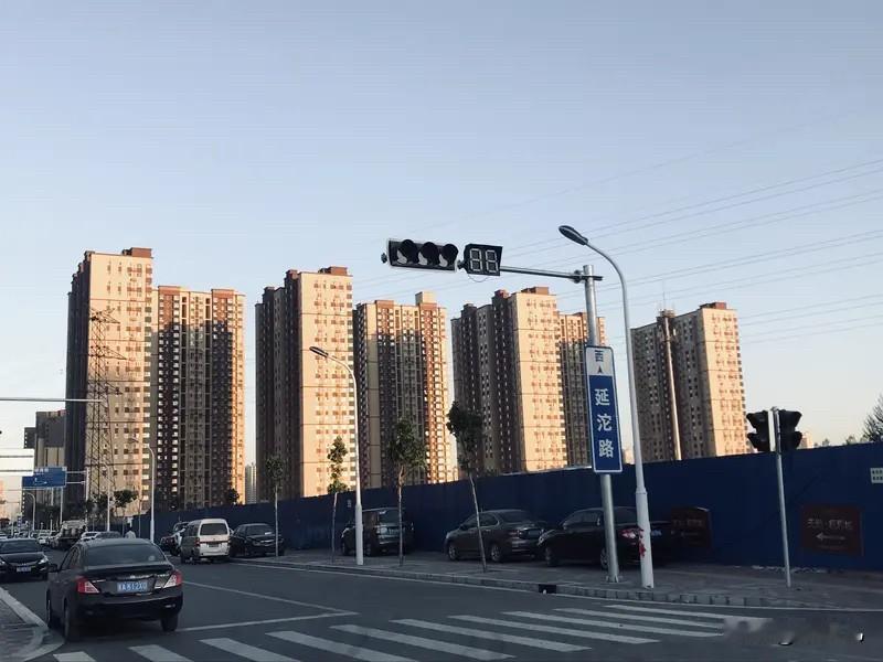 燕郊房价：燕郊和多数环一线城市逻辑一样，本地产业薄弱，楼市高度依靠北京外溢购