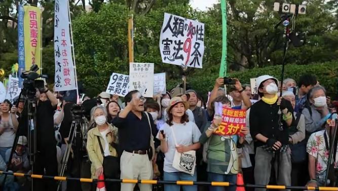 虽然日本爆发了万人规模的反战大游行，但我们千万不要被这种表面现象给骗了，因为这很