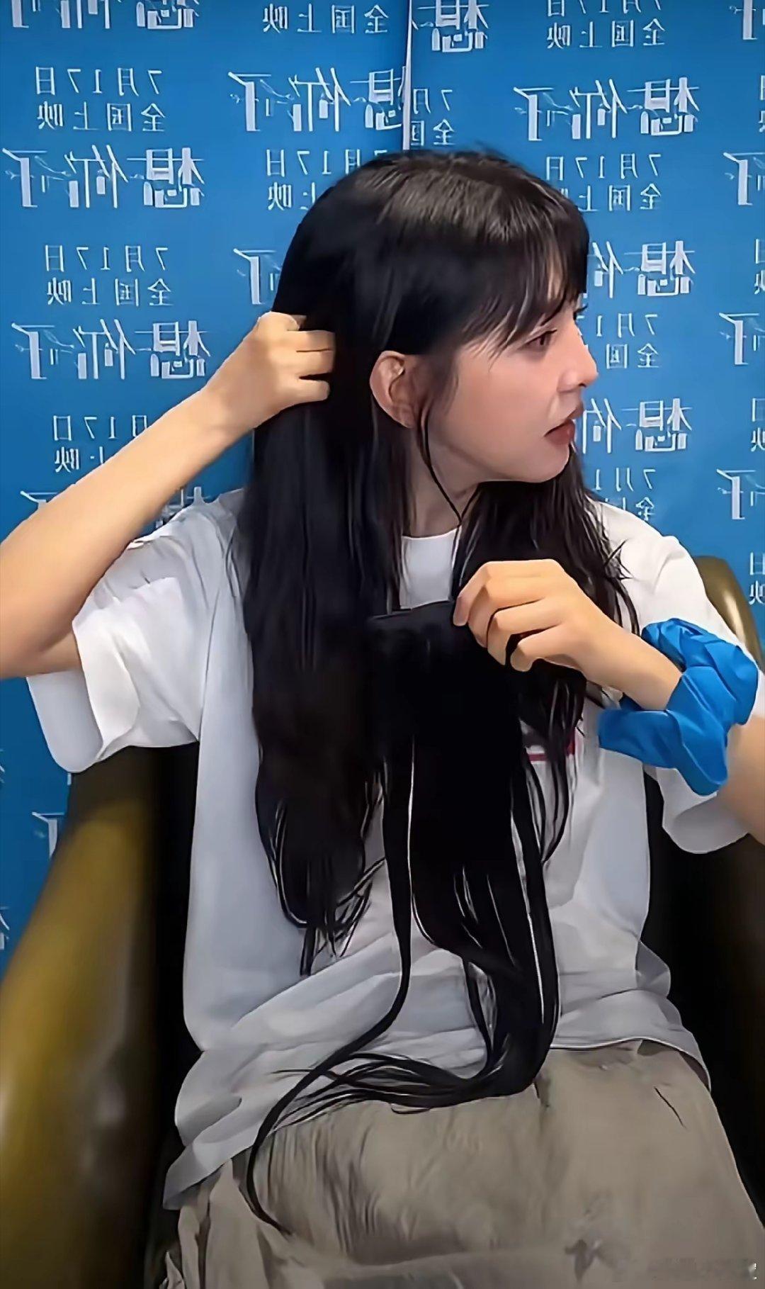 章若楠直播的时候，干了一件事把网友全看愣了——她直接把假发片摘了。就那种，说着说