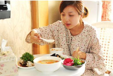 她重金打破传统坐月子, 比孕前还年轻了十岁, 让别人羡慕一生