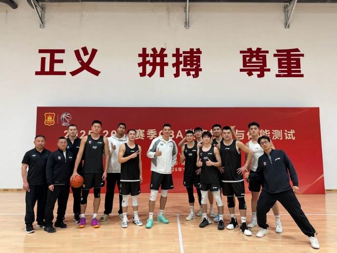 翟晓川发文给自己鼓劲，保持训练就很轻松，他应该没必要发愁北京队明天体测，周