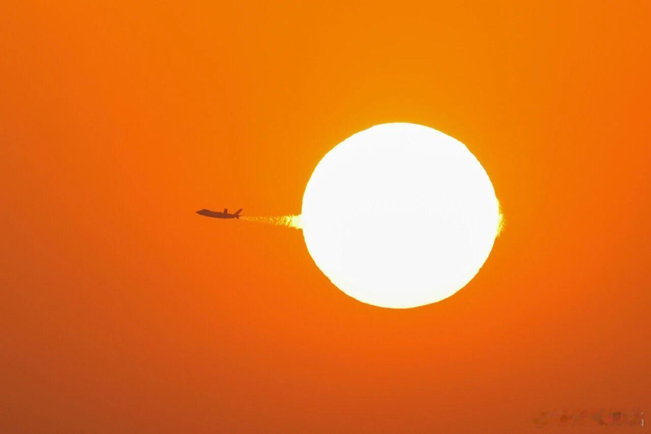 航空工业成飞报捷，配图是某型J-20穿日。