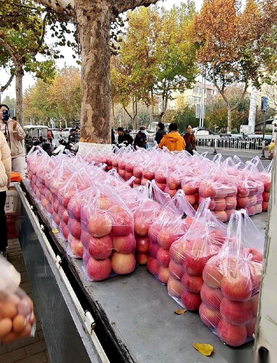 大哥估计都懵了。前一天还在踏踏实实卖苹果，第二天摊子前就乌泱泱长出了一片手机森