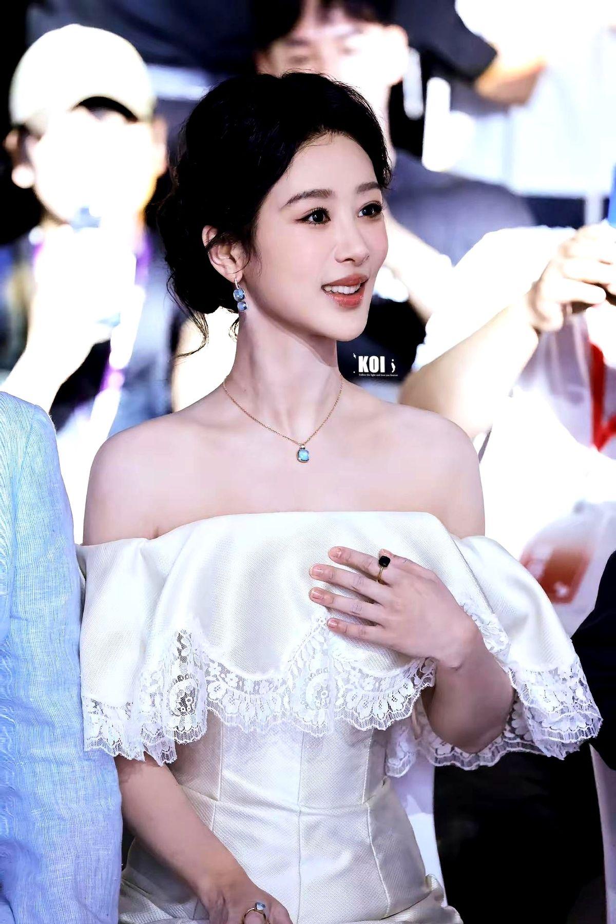 白玉兰奖提名名单一出，杨紫又站风口上了。有人说她凭什么，可《生命树》里那双冻