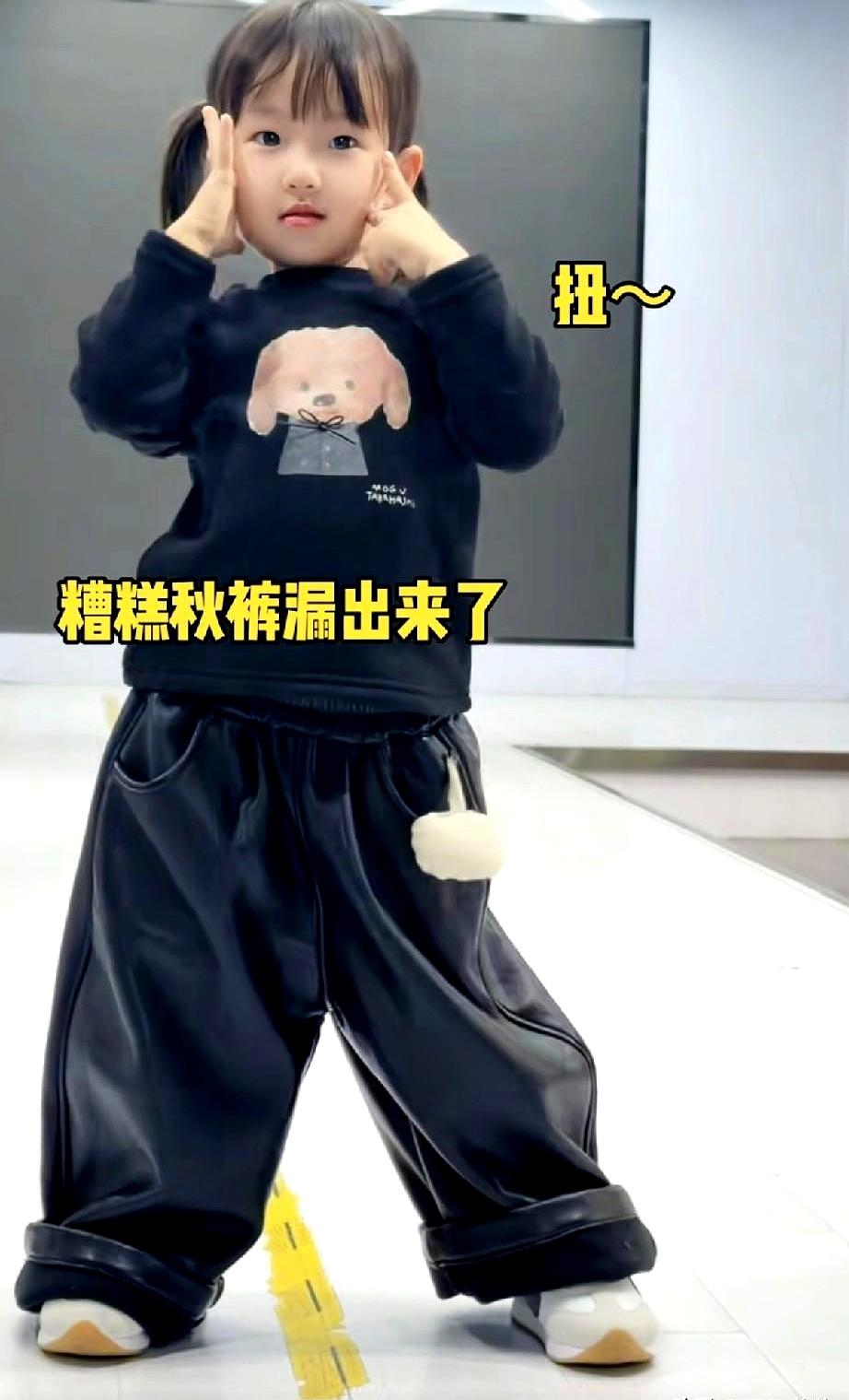 谁家孩子走个T台就能被法国品牌看中啊？这不就是黄一鸣家闺女闪闪嘛！说实话，