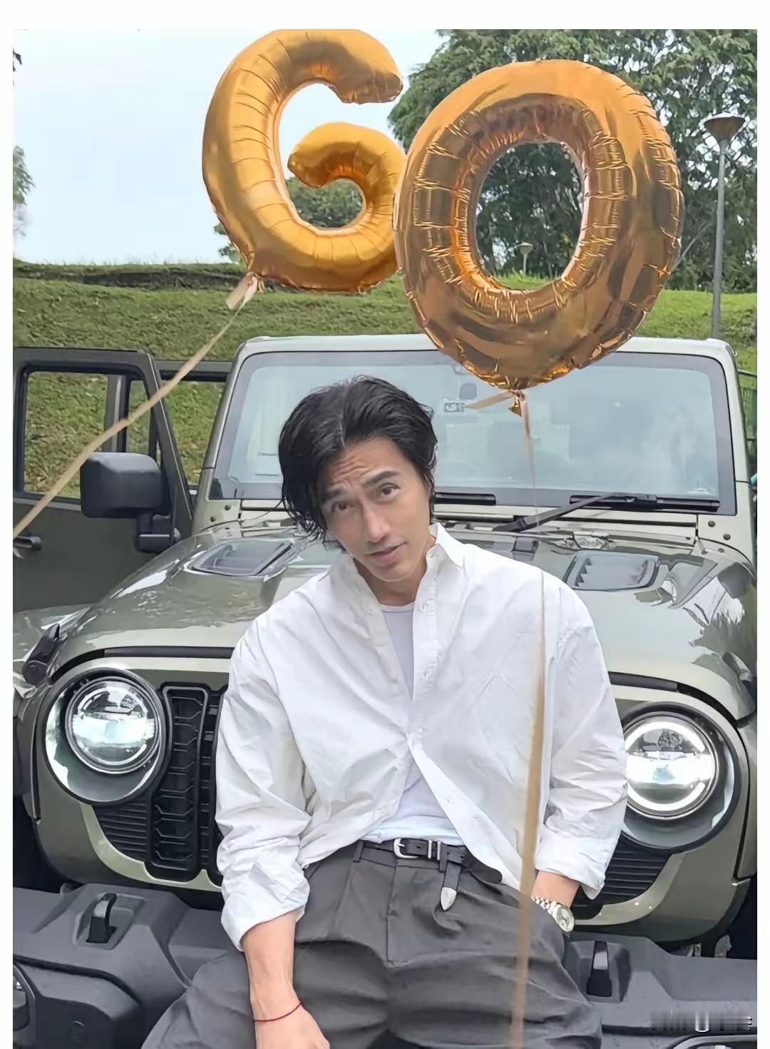 岁月是把杀猪刀，唯独放过了这哥们！你敢信？照片里这位满身腹肌、皮肤紧致的“小哥