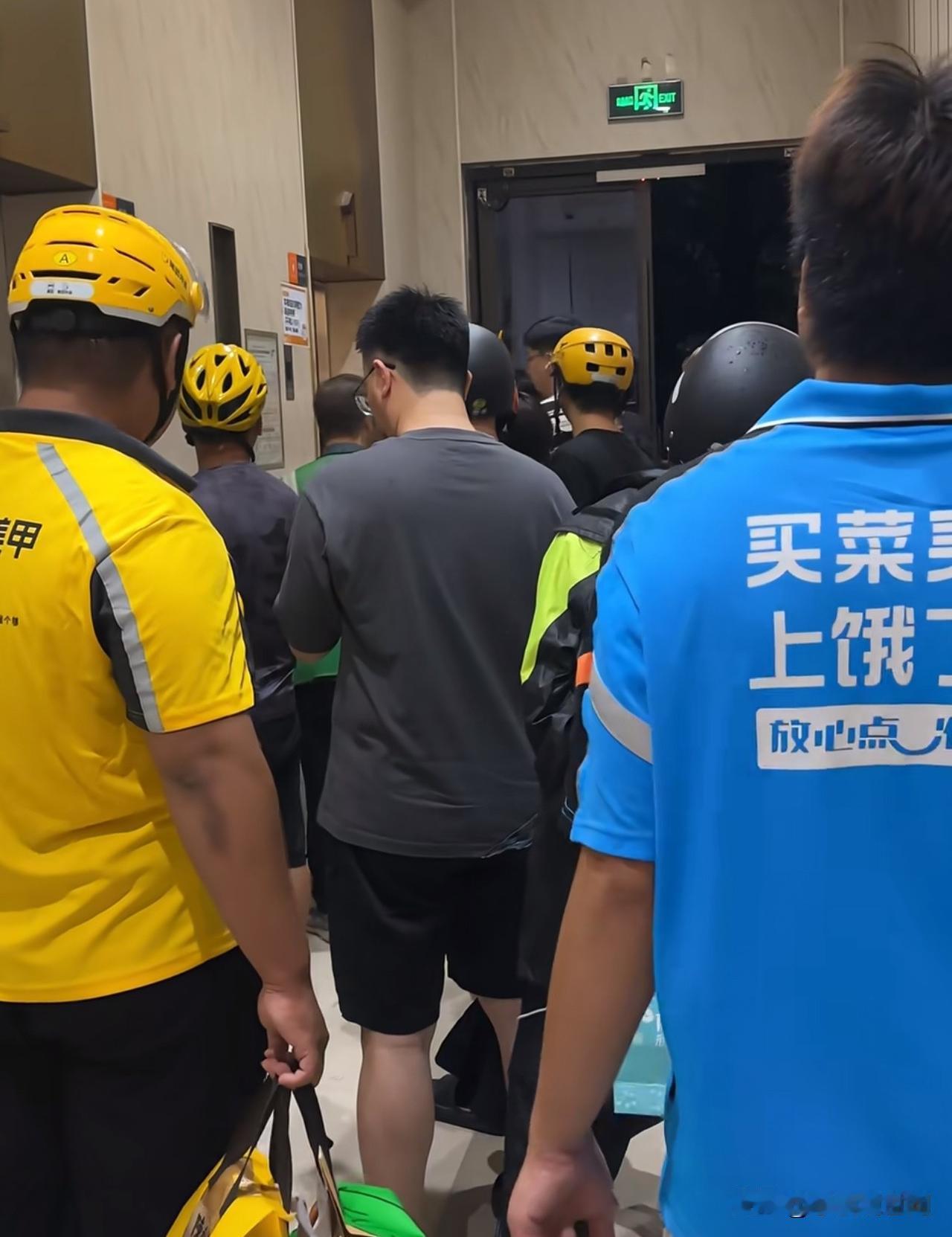 在广州送外卖的表弟告诉我，今年确实不好跑，收入比去年减少一半，他说首先单子