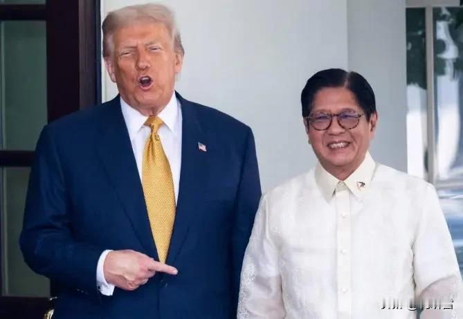 啪啪打脸的是，菲律宾在南海强闯仙宾礁、持刀威胁中国海警的戏码，与其说是拿了美国3